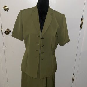 LeSuit size 8P 2pc dress suit. Good confition